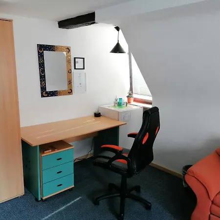 Grosses Gaestezimmer Mit Kuehlschrank *