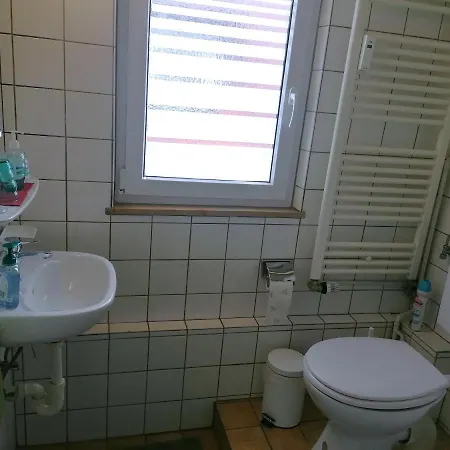 Grosses Gaestezimmer Mit Kuehlschrank *